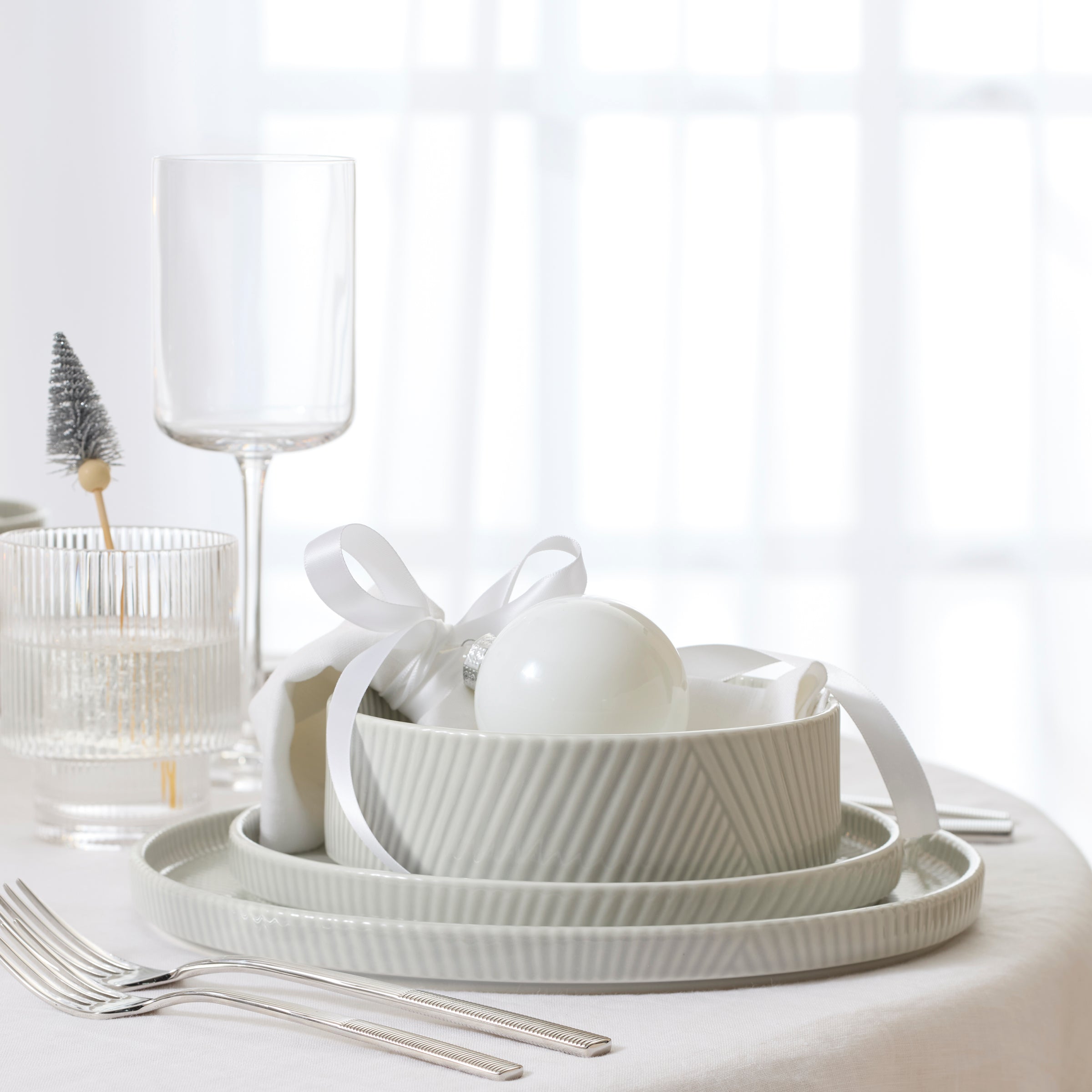 Lenox Premium Modulus Vapor 16-Piece Dinnerware Set - Image 5
